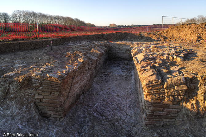 Entrée d’un four de tuilier antique, Mas de Roux, Castries (Hérault),2013.    La fouille a révélé les vestiges d’un village médiéval occupé du IXe au XVe siècle de part et d'autre de la voie domitienne. 