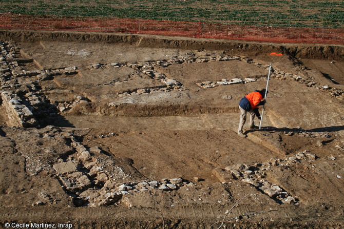 Bâtiment antique en bordure de la voie domitienne, Mas de Roux, Castries (Hérault), 2013.La fouille a révélé les vestiges d’un village médiéval occupé du IXe au XVe siècle de part et d'autre de la voie.