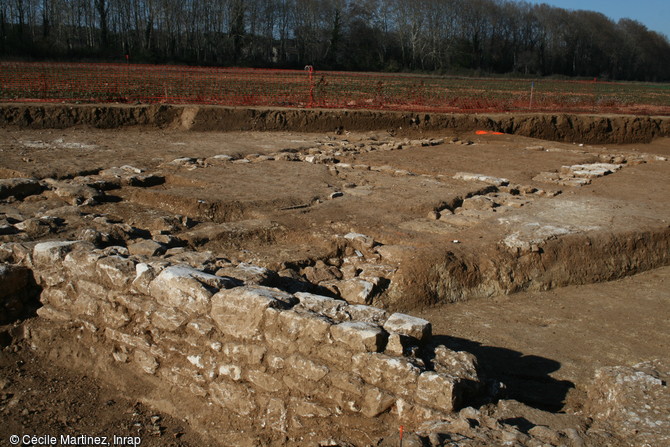 Bâtiment antique en bordure de la voie domitienne, Mas de Roux, Castries (Hérault), 2013.La fouille a révélé les vestiges d’un village médiéval occupé du IXe au XVe siècle de part et d'autre de la voie.