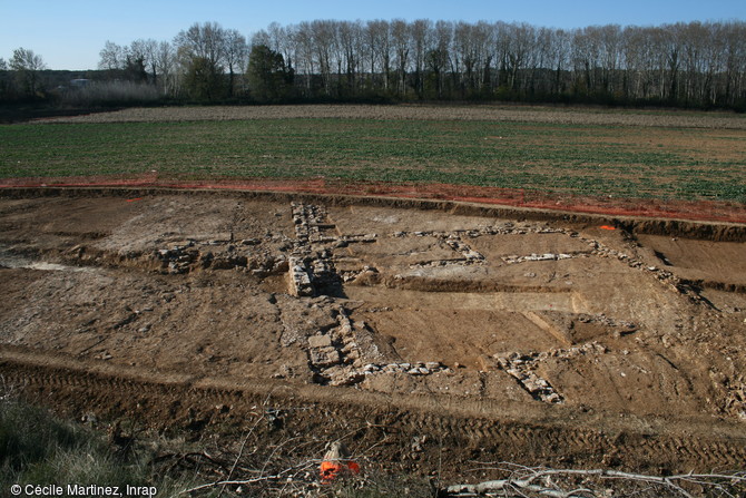 Bâtiment antique en bordure de la voie domitienne, Mas de Roux, Castries (Hérault), 2013.La fouille a révélé les vestiges d’un village médiéval occupé du IXe au XVe siècle de part et d'autre de la voie.