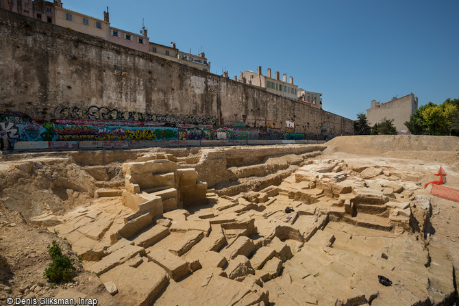 Vue générale de la carrière grecque archaïque à Marseille (Bouches-du-Rhône). En arrière plan, un tronçon du rempart du XVIIe siècle. L'exploitation de cette carrière de calcaire dit  Saint-Victor  durant les VIe et Ve siècles avant notre ère a laissé des traces sur près de 6 m de haut. Elle a été abandonnée et comblée dans le premier quart du Ve siècle.