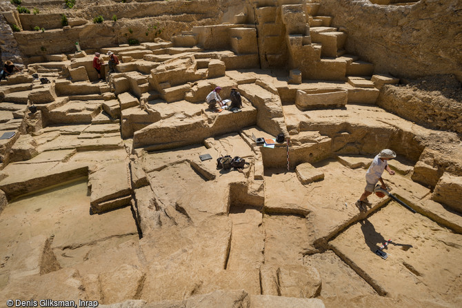 Relevés et descriptions minutieuses au milieu des fronts de taille grecs archaïques dans la carrière en cours de fouille à Marseille (Bouches-du-Rhône). Les carriers se sont adaptés aux nombreux défauts du rocher, ce qui explique l'apparente inorganisation de ces fronts de taille.