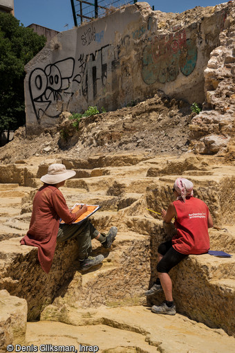 Relevés et descriptions minutieuses au milieu des fronts de taille grecs archaïques dans la carrière en cours de fouille à Marseille (Bouches-du-Rhône). Les carriers se sont adaptés aux nombreux défauts du rocher, ce qui explique l'apparente inorganisation de ces fronts de taille.