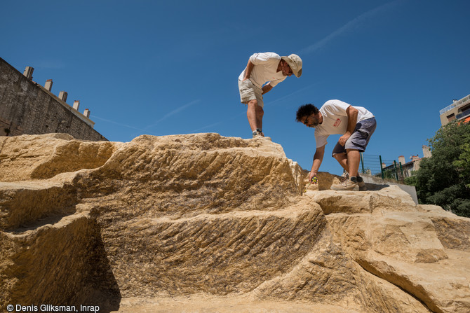 Carrière grecque archaïque en cours de fouille à Marseille (Bouches-du-Rhône). Traces d'escoude (outil doté d'un long manche et au tranchant perpendiculaire à ce manche, utilisé pour creuser les tranchées de havage et détourer les blocs à extraire) sur des fronts de taille du Ve siècle avant notre ère.