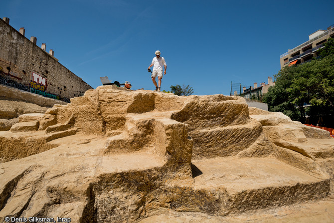 Carrière grecque archaïque en cours de fouille à Marseille (Bouches-du-Rhône). Traces d'escoude (outil doté d'un long manche et au tranchant perpendiculaire à ce manche, utilisé pour creuser les tranchées de havage et détourer les blocs à extraire) sur des fronts de taille du Ve siècle avant notre ère.