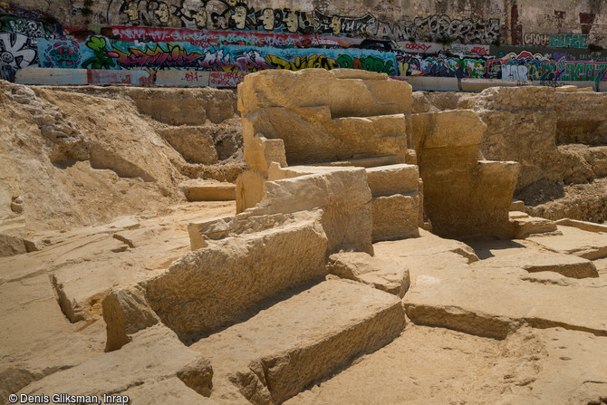 Carrière grecque archaïque mise au jour à Marseille (Bouches-du-Rhône). Cette laisse montre les différents sols de carrière successifs, avant l'abandon du secteur au début du Ve siècle avant notre ère.