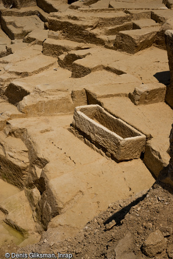 Carrière grecque archaïque mise au jour à Marseille (Bouches-du-Rhône). Cette cuve de sarcophage abandonnée par les carriers n'est pas achevée : elle s'est fendue au moment d'être désolidarisée du socle rocheux et a été laissée en l'état en fond de carrière.