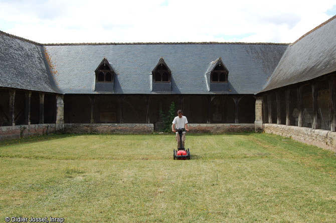 Étude géophysique : prospection radar dans le cimetière clos (aître) de l'église de Saint-Saturnin