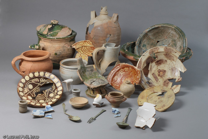 Pot à cuire, cruches, bassines, couverts, assiettes au décor raffiné et fragments en porcelaine de Chine, découvert sur le site du Fort Saint-Sébastien (Yvelines), XVIIe siècle. Ce fort était le camp d'entrainement des troupes de Louis XIV en vue de la prise de Maastricht.