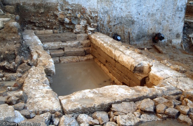 Bassin d'eau douce grec de l'ancienne salle de spectacle de l'Alcazar, vers 400 avant notre ère. Surélevé au IIIe s., ce bassin de 6 mètres de long sur 6 mètres de large est construit en grands blocs de calcaire blanc de Saint-Victor et servait aux activités agricoles. C’est un monument unique à Marseille.
