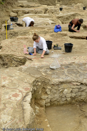 Détail d'une mosaïque polychrome de la seconde moitié du IVe s. de notre ère, en cours de fouille, Auch (Gers), 2017.