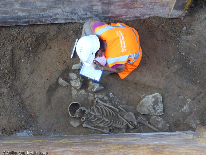 Inhumation en cours d'enregistrement par l'archéo-anthropologue sur le site de la nécropole gallo-romaine de Macôn (Saône-et-Loire).