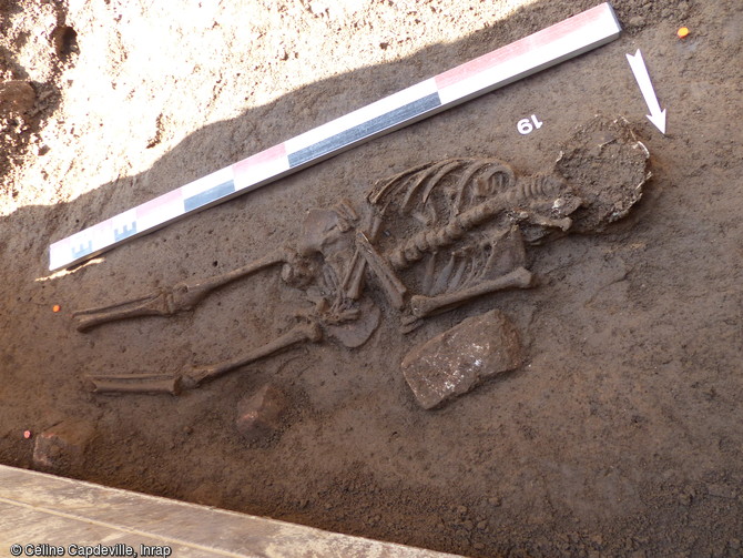 Inhumation d'un enfant sur le site de la nécropole gallo-romaine de Macôn (Saône-et-Loire).