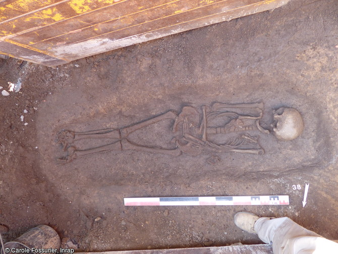 Inhumation d'un adulte en coffrage ou cercueil chevillé sur le site de la nécropole gallo-romaine de Macôn (Saône-et-Loire).
