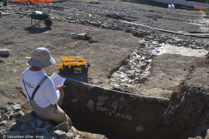  Relevé en coupe d'un mur de fondation de la ferme des XVIe-XVIIe s. en cours de fouille à Montoy-Flanville (Moselle).