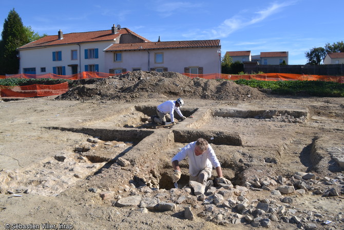 Fouille de l'un des bâtiments de la ferme des XVIe-XVIIe s. à Montoy-Flanville (Moselle)