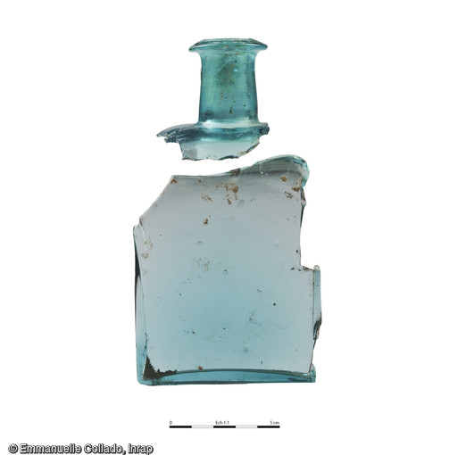 Fragments d'une bouteille en verre mis au jour dans la pars rustica de la villa gallo-romaine à Vire (Calvados)