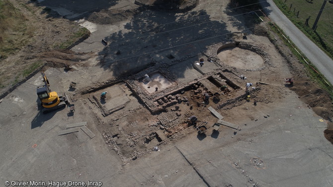 Photographie par drone de l'ensemble thermal de la villa gallo-romaine en cours de fouille à Vire (Calvados) 