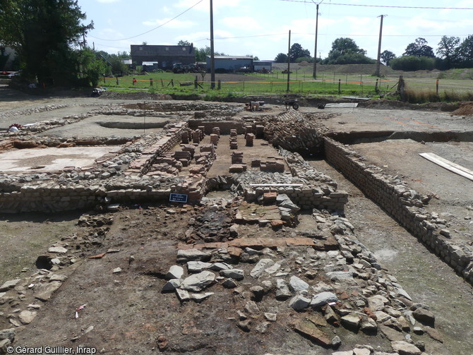 Ensemble des pièces chaudes des thermes de la villa gallo-romaine à Vire (Calvados). Au premier plan, vestiges du four qui servait à chauffer la pièce la plus chaude le caldarium.