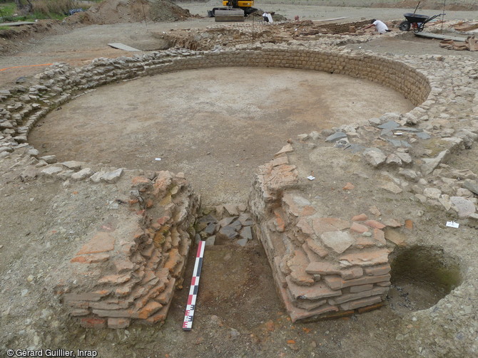 La piscine circulaire de plus de 30 mètres de diamètre, des thermes de la villa gallo-romaine à Vire (Calvados). 