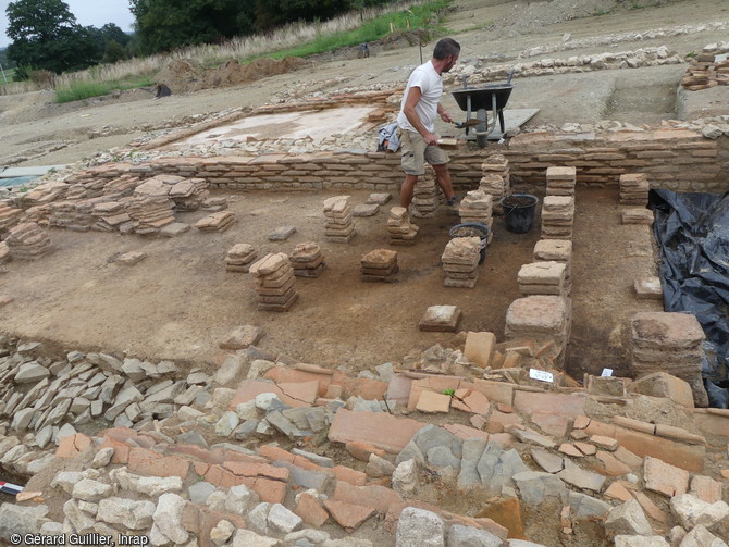 Fouille en cours sur le site des thermes de la villa gallo-romaine à  Vire (Calvados). Mise au jour d'un système de chauffage par le sol avec pilettes.