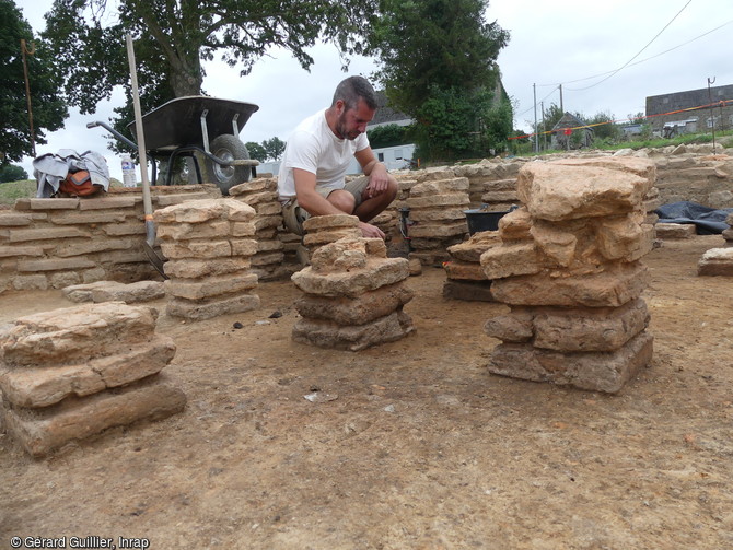 Fouille en cours sur le site des thermes de la villa gallo-romaine à  Vire (Calvados). Mise au jour d'un système de chauffage par le sol avec pilettes.