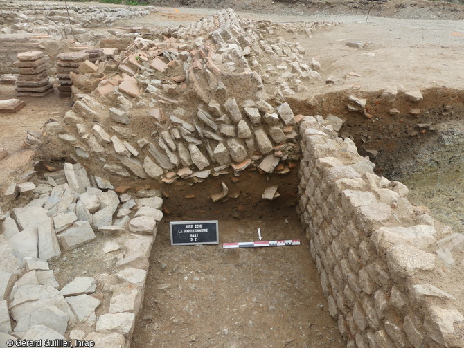 Un mur effondré dans le collecteur des eaux usées sur le site des thermes de la villa gallo-romaine à  Vire (Calvados). 
