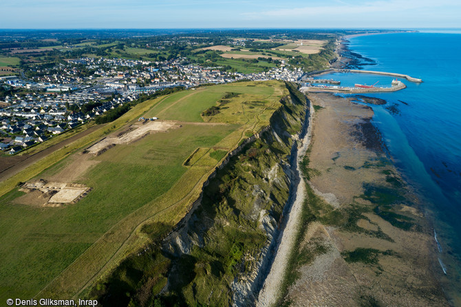   Vue générale du Mont Castel à Port-en-Bessin (Calvados). Vaste plateau côtier d'une vingtaine d'hectares, le Mont Castel est occupé durant l'âge du Bronze final (autour de -1000), l'âge du Fer (-450) et la fin de la guerre des Gaules.    