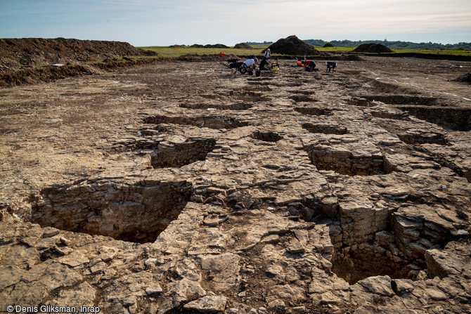 Vue générale de la travée centrale de l'horreum, vaste entrepôt destiné au stockage de denrées et au ravitaillement des légions en mission,-40/-30 av. notre ère, en cours de fouille sur le Mont Castel à Port-en-Bessin (Calvados). 