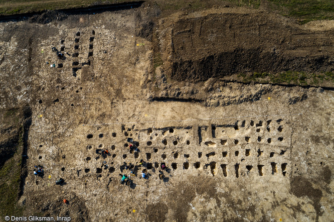 Vue zénithale, au centre du cliché : l'horreum, vaste entrepôt destiné au stockage de denrées et au ravitaillement des légions en mission, -40/-30 av. notre ère. Cet édifice de près de 33 m de long pour 9 m de large, permet aujourd'hui d'entrevoir l'importance économique et logistique du Mont Castel. En haut une deuxième construction destinée au stockage. Mont Castel à Port-en-Bessin (Calvados). 