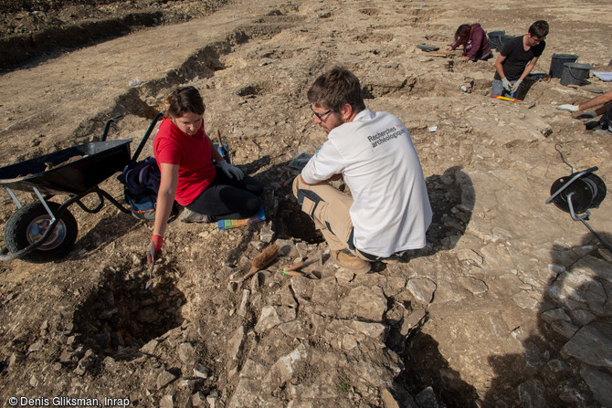 L'horreum, vaste entrepôt destiné au stockage de denrées et au ravitaillement des légions en mission,-40/-30 av. notre ère, en cours de fouille sur le Mont Castel à Port-en-Bessin (Calvados).