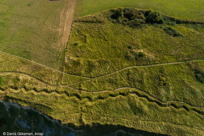 Vue zénithale de réseaux de tranchées de la Seconde Guerre mondiale appartenant à la position allemande WN55 (Widerstandsnest 55)sur le Mont Castel à Port-en-Bessin (Calvados)