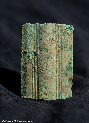 Fragment mésial d'une épée du Bronze final découvert dans la fosse du dépôt d'objets métalliques au cours de la fouille sur le Mont Castel à Port-en-Bessin (Calvados)