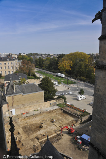 Vue d'une partie de la fouille depuis les toits de la cathédrale Saint-Julien au Mans (Sarthe)