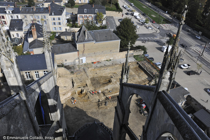 Vue d'une partie de la fouille depuis les toits de la cathédrale Saint-Julien du Mans (Sarthe)