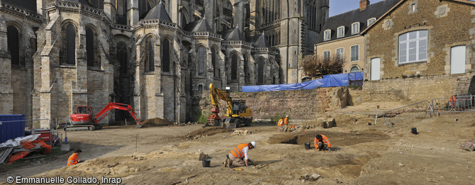 Vue générale de la fouille au nord du chevet gothique de la cathédrale Saint-Julien au Mans (Sarthe) 
