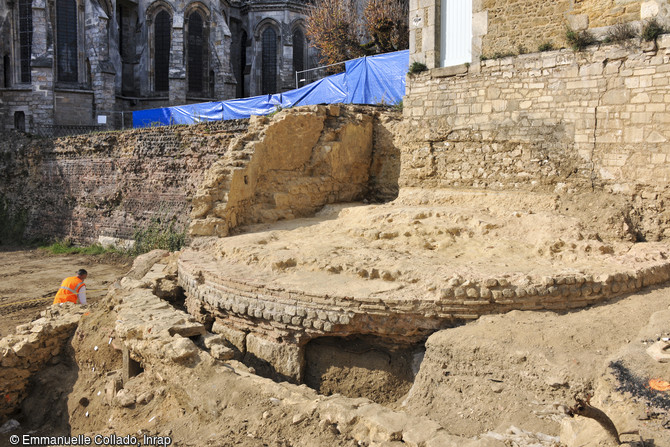 Enceinte antique : mise au jour du soubassement de la tour dite de l'Evéché de la cathédrale du Mans (Sarthe)