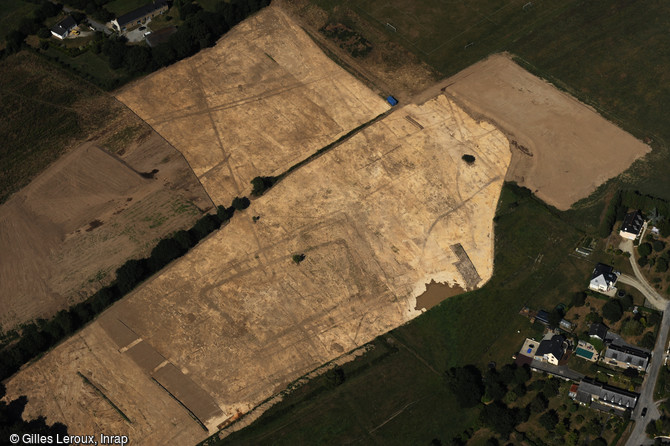 Vue aérienne du site de fouille au sein de la Zac de Brestivan à Theix-Noyalo (Morbihan). Au premier plan l'enclos gaulois. 