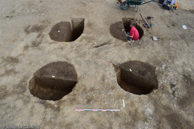 Ensemble de quatre fosses ayant servi de fondations à un imposant grenier au sein du premier enclos gallo-romain sur le chantier de fouille de la Zac de Brestivan à Theix-Noyalo (Morbihan).