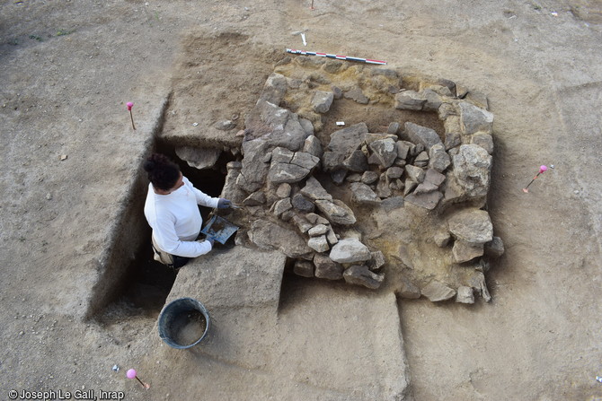 Fouille d'un grand four maçonné de la fin de l'Antiquité, aménagé au sein d'un fossé du second enclos gallo-romain sur le site archéologique de la Zac de Brestivan à Theix-Noyalo (Morbihan).