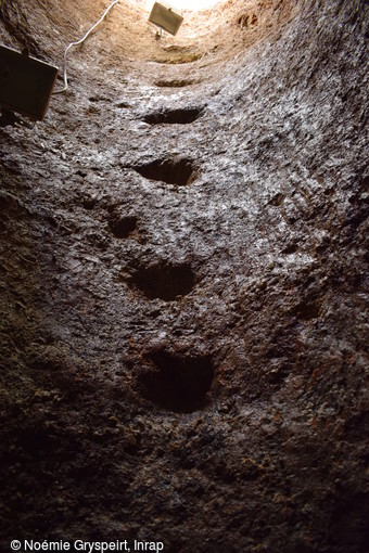 Paroi d'un puits, profond de 7,40 m et ses encoches servant à l'entretien mis au jour sur le site archéologique de la Zac de Brestivan à Theix-Noyalo (Morbihan).