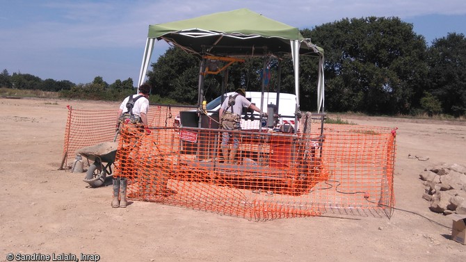 Intervention d'une cellule spécialisée de l'Inrap pour la fouille du puits sur le site archéologique de la Zac de Brestivan à Theix-Noyalo (Morbihan).