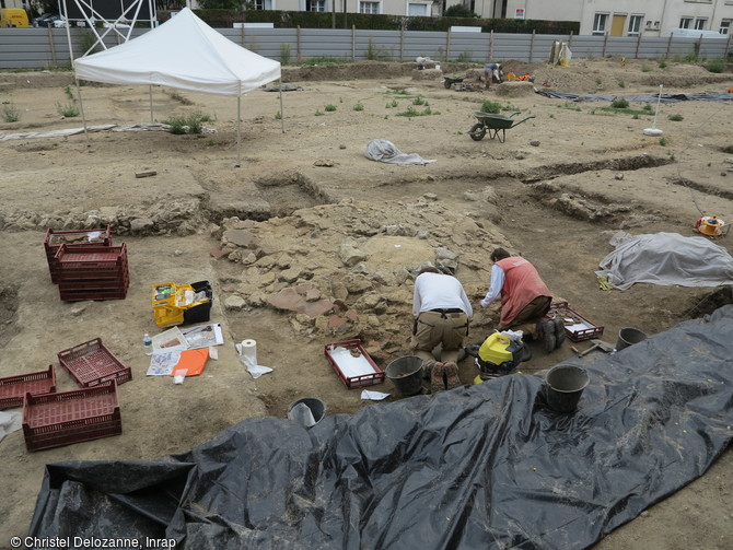 Fouille et prélèvement de décors d'enduits peints sur le site archéologique de la ville antique de Meaux (Seine-et-Marne).