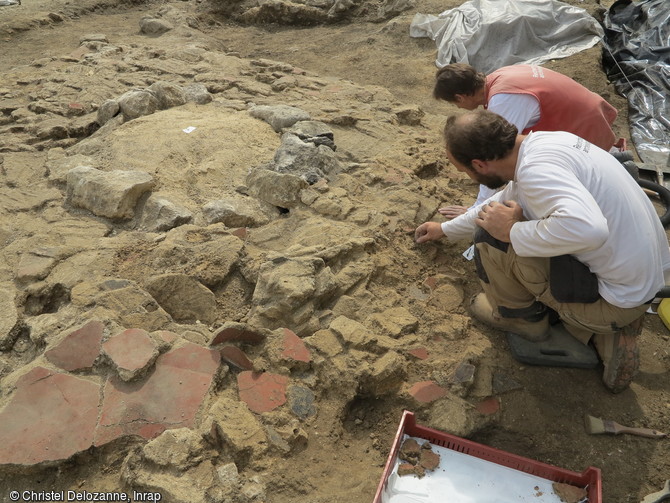 Fouille et prélèvement de décors d'enduits peints sur le site archéologique de la ville antique de Meaux (Seine-et-Marne).