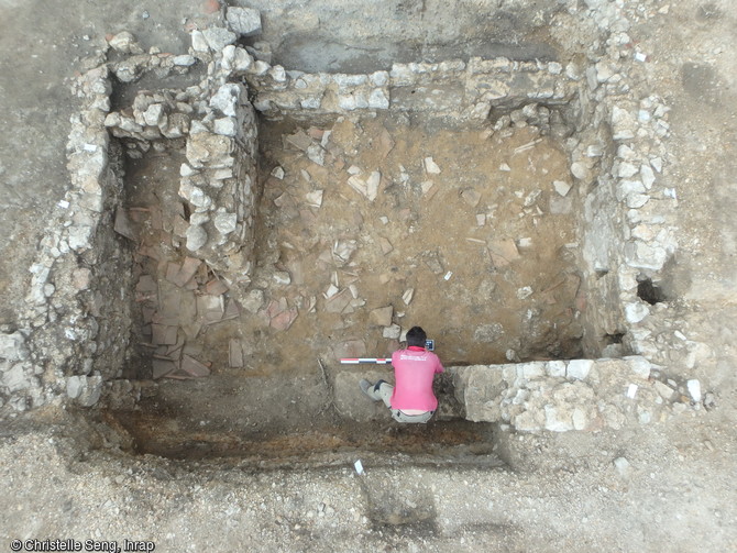 Fouille d'une cave sur le site archéologique de la ville antique de Meaux (Seine-et-Marne).