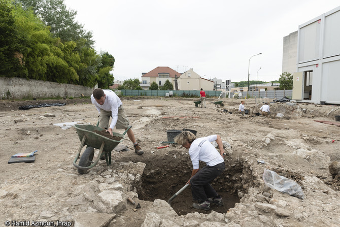 Fouille d'une fosse sur le site archéologique de la ville antique de Meaux (Seine-et-Marne).