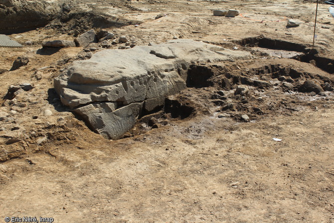 Grande dalle de pierre sculptée de 3 m de long et d'environ 50 cm d'épaisseur. Elle est parsemée de très nombreuses petites cavités creusées appelées cupules et qui forment des groupes de trous sur le dessus et sur les côtés. Autour, de nombreuses petites dalles sur champ étaient posées, dont plusieurs étaient sculptées de motifs, dont des cupules mais aussi des lignes incisées. Cet ensemble monumental connait sans doute plusieurs phases d'utilisation entre 3900 et 1000 ans avant notre ère. Mise au jour à Massongy (Haute-Savoie) 