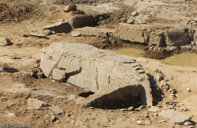 Grande dalle de pierre sculptée de 3 m de long et d'environ 50 cm d'épaisseur. Elle est parsemée de très nombreuses petites cavités creusées appelées cupules et qui forment des groupes de trous sur le dessus et sur les côtés. Autour, de nombreuses petites dalles sur champ étaient posées, dont plusieurs étaient sculptées de motifs, dont des cupules mais aussi des lignes incisées. Cet ensemble monumental connait sans doute plusieurs phases d'utilisation entre 3900 et 1000 ans avant notre ère. Mise au jour à Massongy (Haute-Savoie)