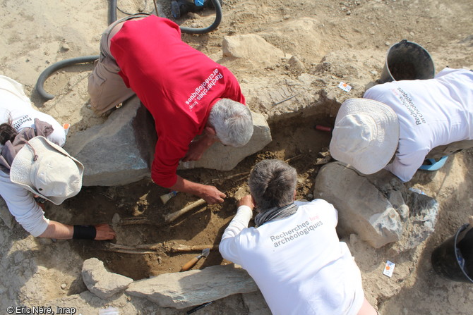 Fouille en cours d'une tombe de femme entourée de dalles, de la fin de l'âge du Bronze à Massongy (Haute-Savoie). Elle avait autour du cou un collier de perles d'ambre.