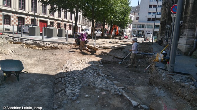 Mise au jour d'un chemin pavé moderne (XVIIIe ou XIXe siècle) sur le site archéologique du temple Saint-Eloi à Rouen (Seine-Maritime).